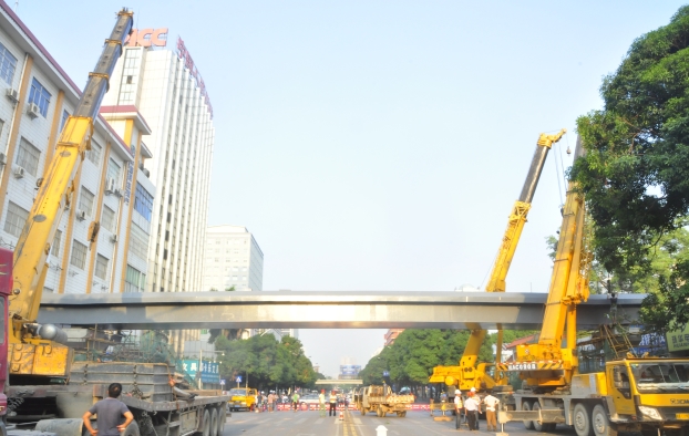 早上出门，市民惊喜地发现星湖路上横空多出了两座30多米长的天桥