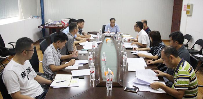 0822猎旖均听取项目经理汇报清欠工作进展。谢锰摄影。.jpg