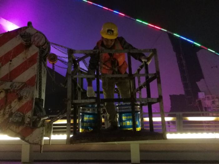 1南宁大桥喷涂工程施工现。鸹 摄）.jpg