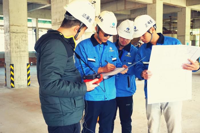 蔡仁辉（右一）参加现场质量测评工作，并虚心向前辈叨教质量技术节造知识。谢微旋 摄.jpg