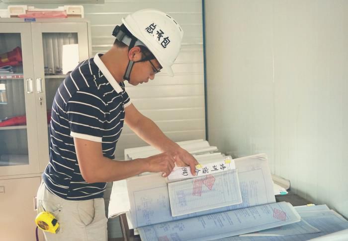 卷尺不离身，能下工地，也能仔细的整顿好每一份资料。谢微旋 摄.jpg