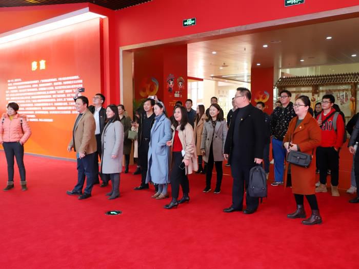 参观活动现场。郑诗宝 摄.jpg