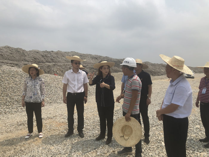 2实地查看施工现场。卢丽君 摄700.png