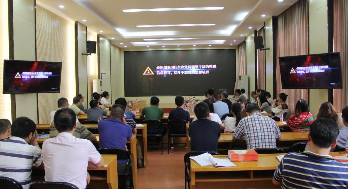 11旁观现场。韦文 摄700.JPG