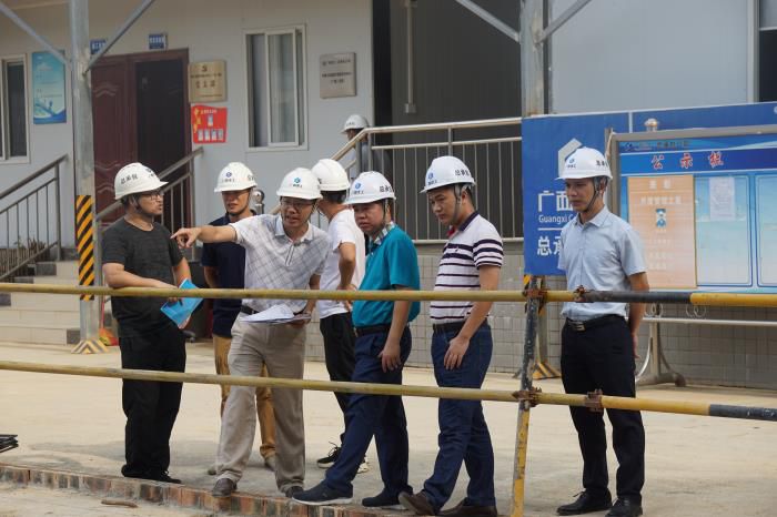 2岑廷义询问项目施工情况。刘萌萌 摄700.JPG