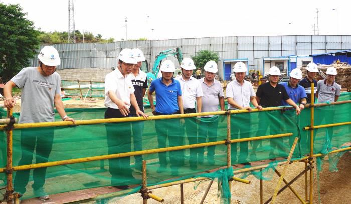 2.1陈祖训深刻施工现场进行查抄领导。谢微旋 摄700.JPG