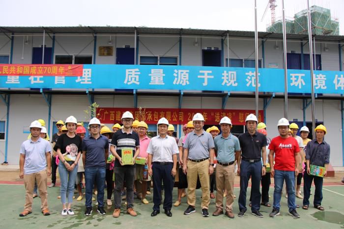 1送清冷活动现场。农茜茜 摄700.JPG