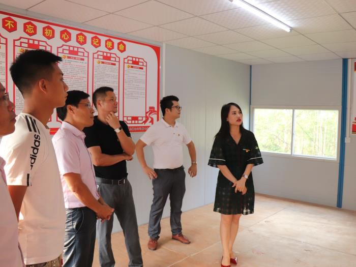 3参观党员活动室。 杨俊峰 摄700.jpg