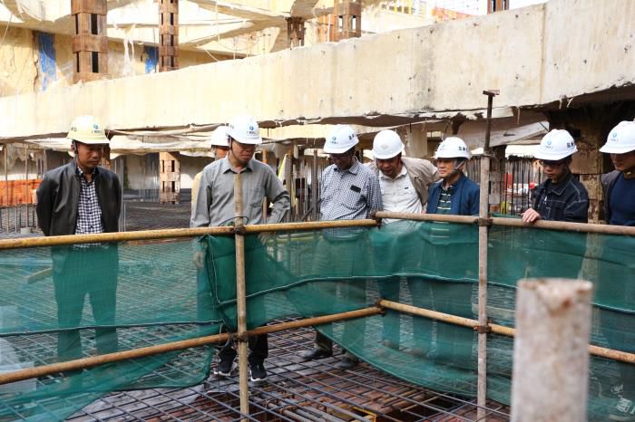 5.1陈祖训带队到二分公司自治区工业设计院危改项目查抄。张钊林 摄700.JPG