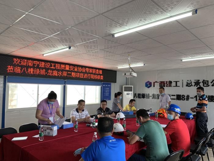 7.1资料核查现场。周林哲 摄700.jpg