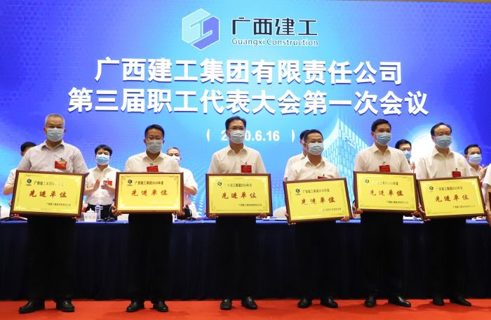 陈祖训上台领取广西USDT数字钱包集团“2019年度先进单元”。李立云 摄.jpg