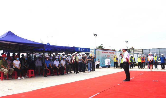 公司安全总监张强为演练进行点评。谢微旋 摄.jpg