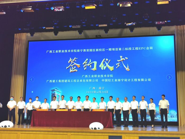 签约合影。 王瑾贞 摄.jpg