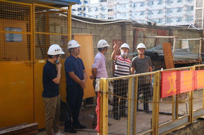 调研领导施工现场。张钊林 摄.jpg