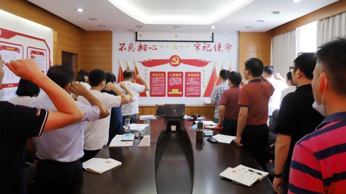 沉温入党誓词。谭龙摄.jpg