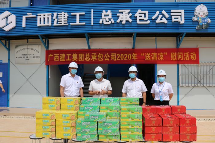 1陆烜送清冷慰问品。 黄璐璐 摄.jpg