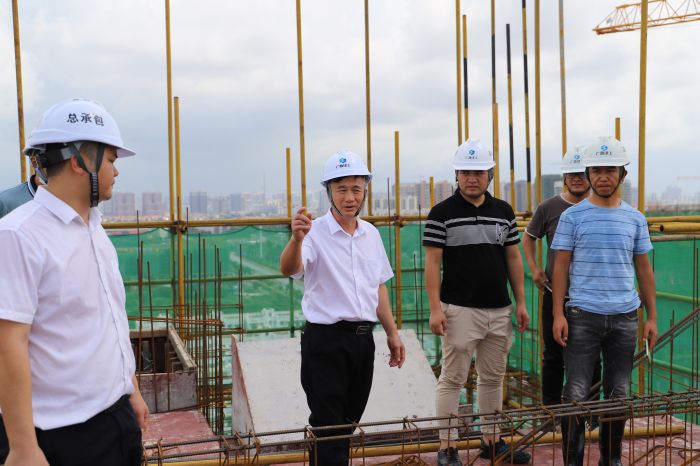 领导现场施工。侯建杰 摄.jpg