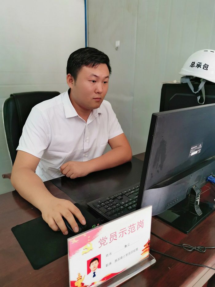 鲁立在办公室。冯翔  摄.jpg