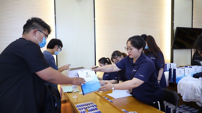 为新员工发放胸片、衣服等。李立云 摄.JPG