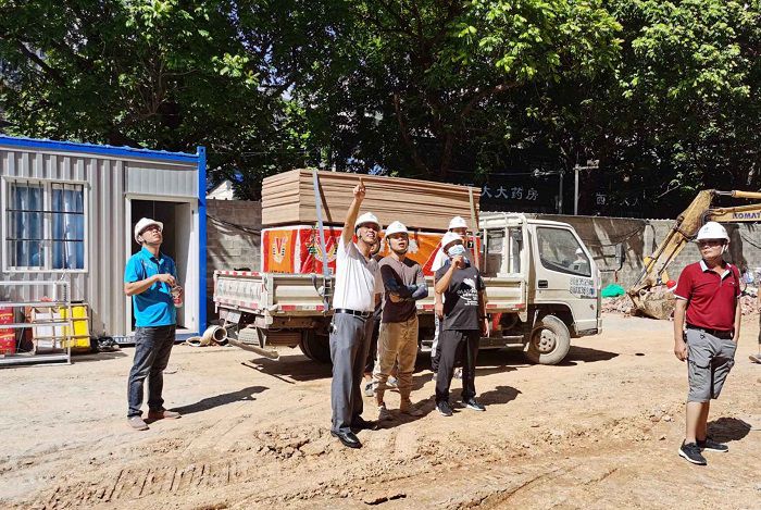 现场查看。陆大南 摄.jpg