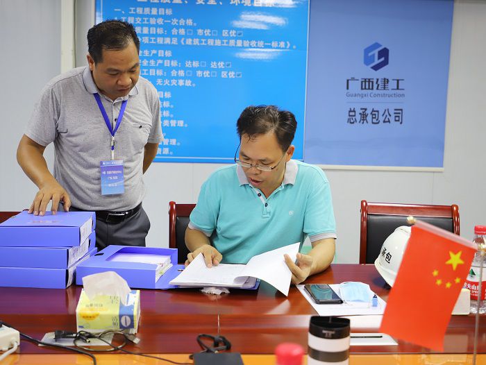 陈祖训查抄项目安全资料。 李立云 摄.JPG