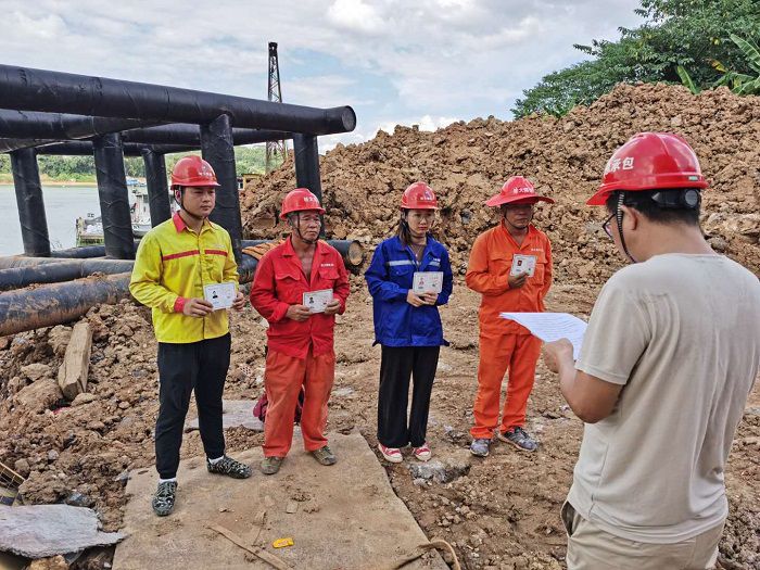 安全技术交底现场。 黄璐璐 摄.jpg