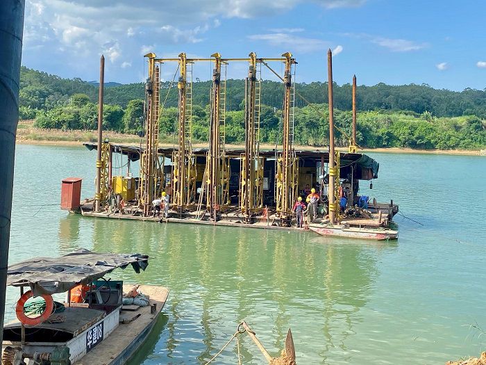 水下爆破作业现场。 黄璐璐 摄.jpg