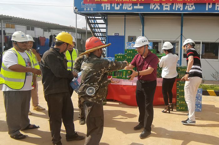 “送清冷”活动现场。 梁武益 摄.jpg