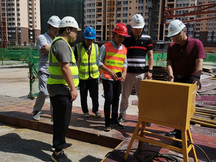 查抄楼层活动箱一时用电。 熊明未 摄.jpg