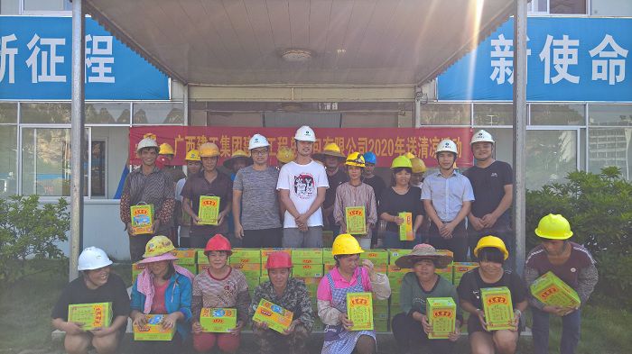 河池高中项目部慰问现场。 刘华山 摄.jpg