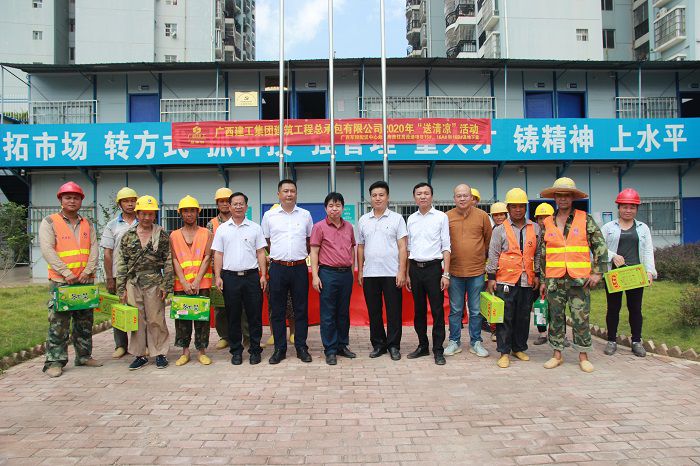 合照。邓灿滨 摄.JPG