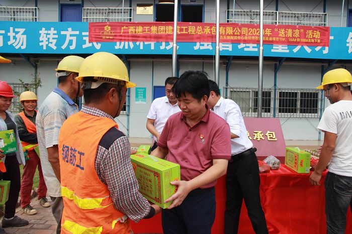 岑廷义在给工人发放慰问品。邓灿滨 摄.JPG