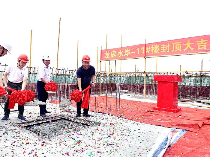 浇筑最后一方混泥土。周林哲 摄.jpg