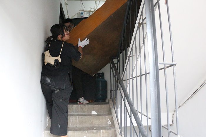 搬运杂物。刘萌萌 摄.JPG