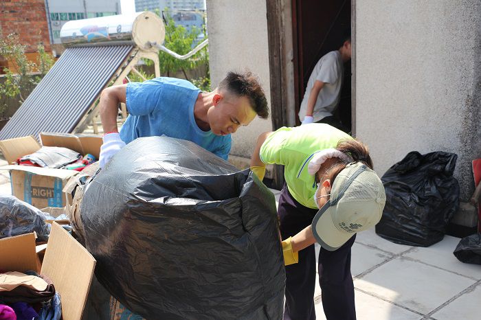 收运垃圾。刘萌萌 摄.JPG