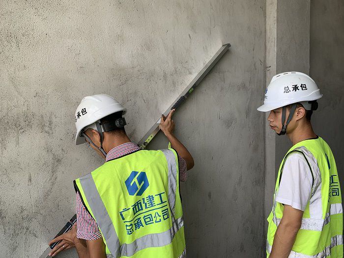 现场知识技术领导。梁宗吕 摄.jpg