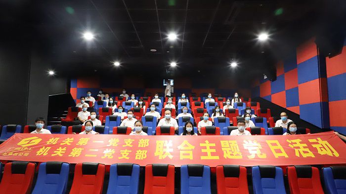 6号厅观影人员合影。李立云 摄.JPG