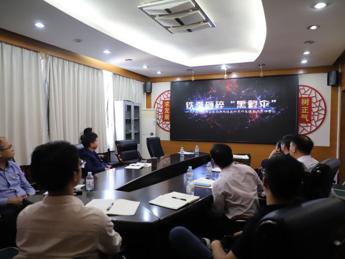 旁观警示教育片。韦文 摄.jpg