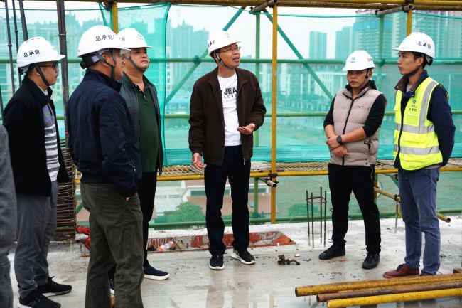 查看现场施工情况；瓶『 摄.jpg