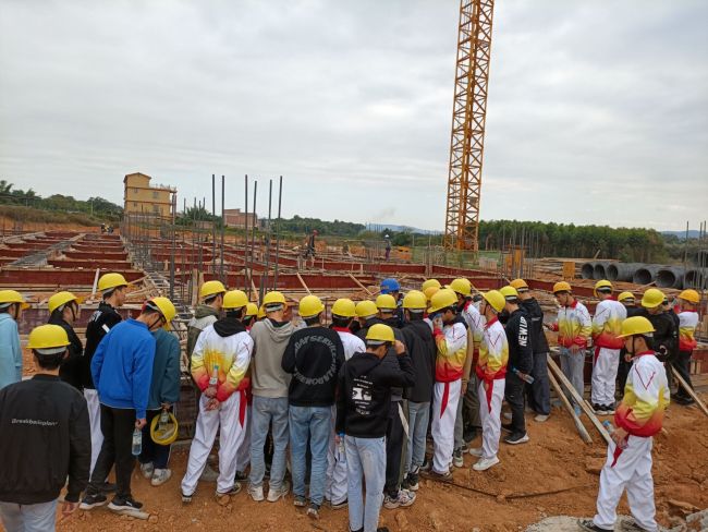 学生观摩进建现场。龙兆开 摄.jpg