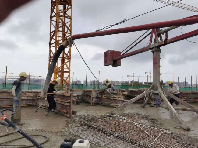 5 8#楼封顶施工现场。刘世威 摄.jpg