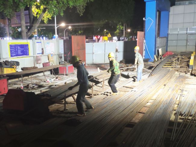 型钢梁钢筋昼夜连班造作绑扎。屈元彪摄.jpg