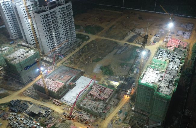 A地块夜间多个楼栋同时浇筑混凝土。卢瑞阳 摄.jpg