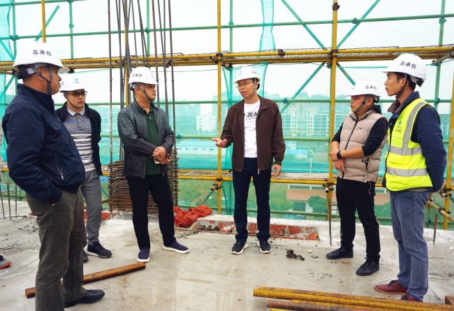 公司董事长、党委书记陈祖训深刻现场调研领导；瓶『 摄.jpg