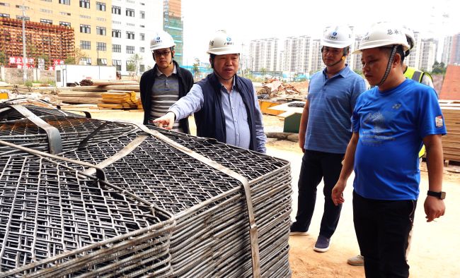 公司党委副书记、纪委书记、工会主席岑廷义深刻现场查看。谢微旋 摄.jpg