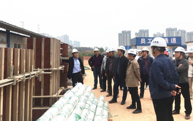 观摩现场，各人当真进建。雷嘉兴 摄.jpg