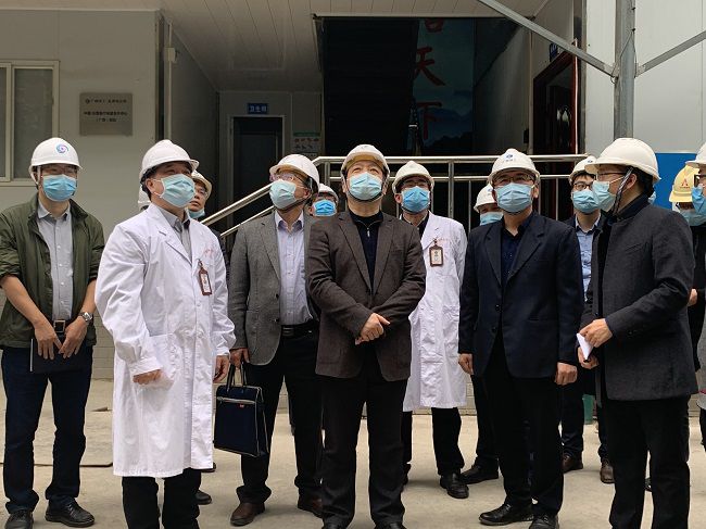 视察项目现场；畦￡ 摄（建图）.jpg