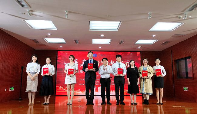 领奖现场。郑诗宝 摄（建图）.jpg