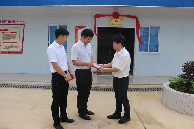 赠送红色书籍。张钊林 摄（建图）.jpg