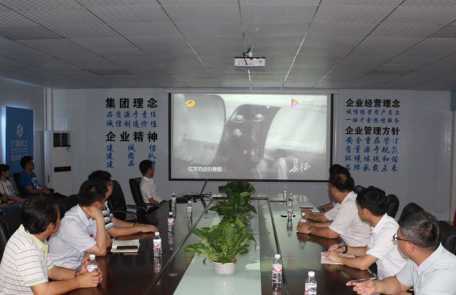 主题党日活动观影现场。张钊林 摄（建图）.jpg